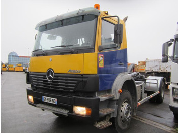 شاحنة برافعة خطافية MERCEDES-BENZ Atego 1823