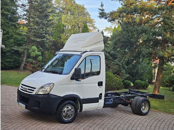 شاحنة بهيكل معدني للمقصورة IVECO Daily 35C15