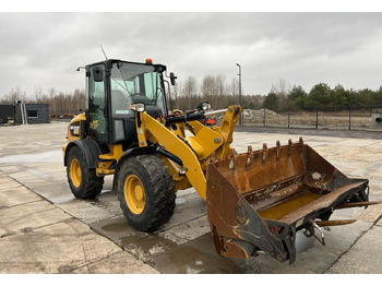 اللودر بعجل CATERPILLAR 908M