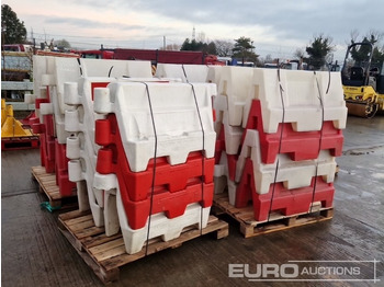 معدات الانشاءات Pallet of Water Filled Barriers (5 of): صورة 5