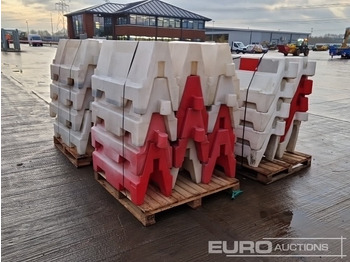 معدات الانشاءات Pallet of Water Filled Barriers (5 of): صورة 3