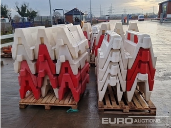 معدات الانشاءات Pallet of Water Filled Barriers (5 of): صورة 4