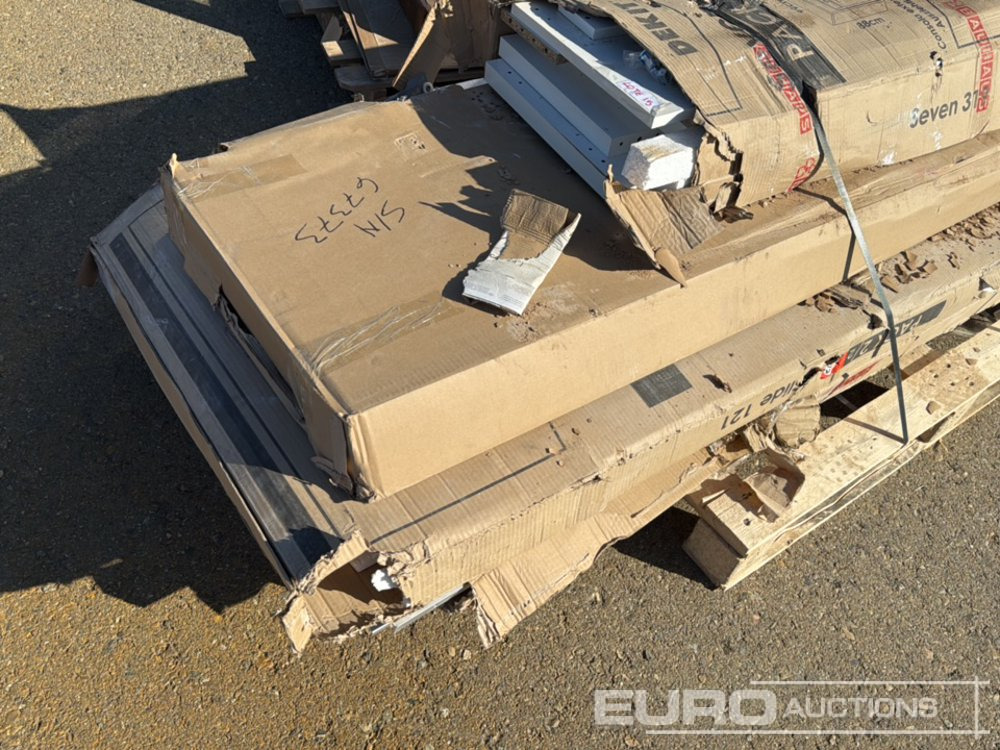 معدات الانشاءات Pallet of Various Furniture (2 of): صورة 6