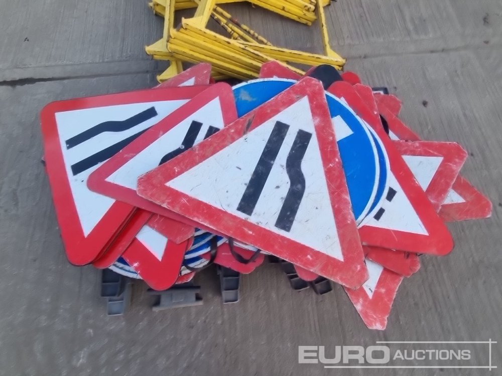 معدات الانشاءات Bundle of Road Signs, Safety Barrier & Metal Fencing: صورة 10