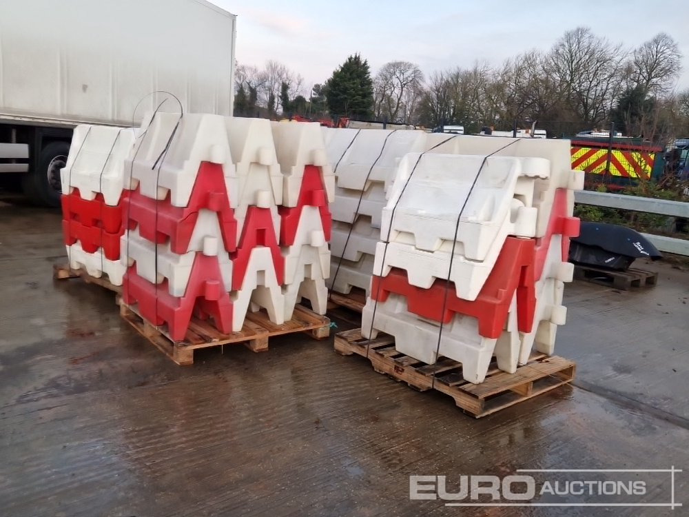 معدات الانشاءات Pallet of Water Filled Barriers (5 of): صورة 7