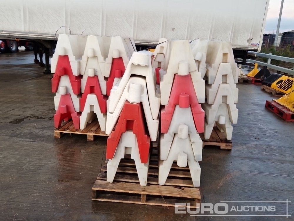 معدات الانشاءات Pallet of Water Filled Barriers (5 of): صورة 8