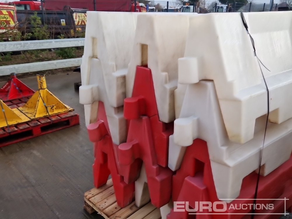 معدات الانشاءات Pallet of Water Filled Barriers (5 of): صورة 12