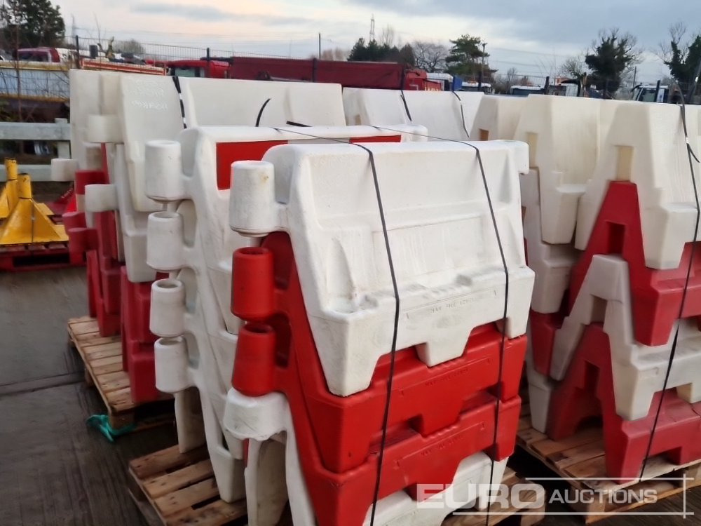 معدات الانشاءات Pallet of Water Filled Barriers (5 of): صورة 14