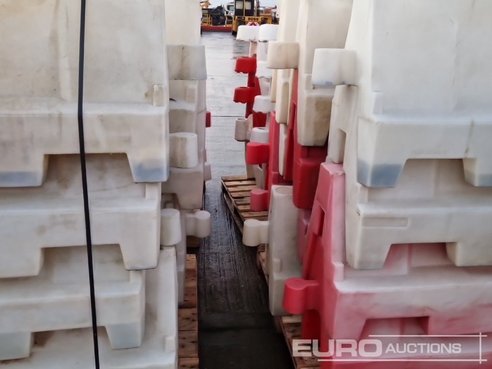 معدات الانشاءات Pallet of Water Filled Barriers (5 of): صورة 11