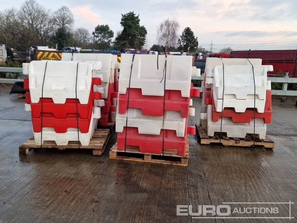 معدات الانشاءات Pallet of Water Filled Barriers (5 of): صورة 6